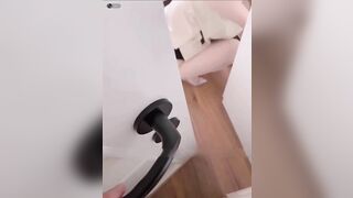 E nhân viên giúp việc dâm đãng vú bự đg dọn dẹp mà lại thèm cặc cậu chủ nhà cu to