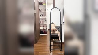 Cưỡi em ghệ dâm mông to trên sofa vừa địt vừa quay clip trc gương