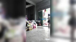 Dâm nữ đi mua đồ mà thích nude nên thay đồ public trước quán luôn