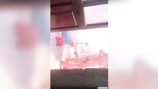Quay lén nhỏ em họ đi tắm mà phòng thủ hớ hênh quá k thèm đóng cửa sổ luôn