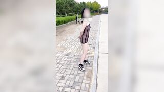 Dâm nữ hàng ngon show hàng public sau lưng anh cảnh sát