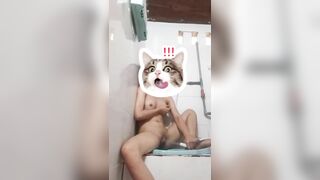 Em gái 16 tuổi vú bự ở nhà nứng lồn vào nhà vệ sinh thủ dâm với vòi sịt sướng tê lồn
