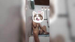 Em gái 16 tuổi vú bự ở nhà nứng lồn vào nhà vệ sinh thủ dâm với vòi sịt sướng tê lồn