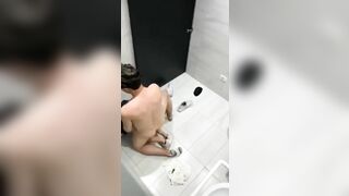 Cặp đôi học snh làm tình trong wc trung tâm thương mại