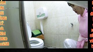 Quay lén mấy em sinh viên đi vệ sinh ở toilet trường học