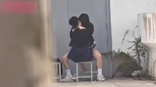 Học sinh đụ nhau giờ ra chơi ở sau trường bị quay lại