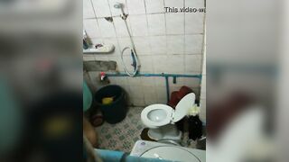 Em họ vú bự tắm 3