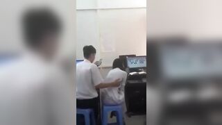 Ở phòng tin học có thầy và các bạn mà 2 em bạo thế