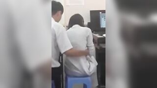Ở phòng tin học có thầy và các bạn mà 2 em bạo thế