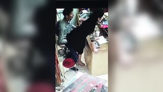 Đang doggy tại quầy thu ngân thì có khách vào