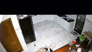 Bố Dượng Đang Địt Chị Gái Thì Em Gái Trong Phòng Bước Ra