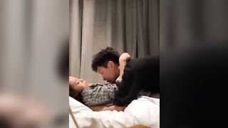 Bạn bè là phải cho nhau địt bắn tinh ngập lồn 4
