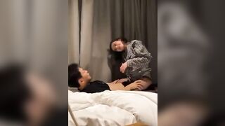 Bạn bè là phải cho nhau địt bắn tinh ngập lồn 4