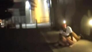 Mẹ mày thích đi dạo ban đêm quanh khu phố với thằng bắt nạt mày