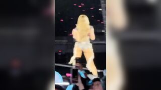 Lisa lộ hàng trên sân khấu #5
