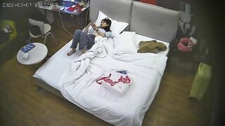 quay lén 2 em sinh viên trẻ trong phòng trọ