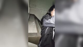 Dụ dỗ em học sinh bắt em nó bú cu để sục ở hành lang trường học