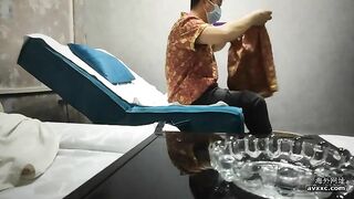 em gái massage không chú tâm vào việc massage mà chỉ tập trung vào dương vật khách hà