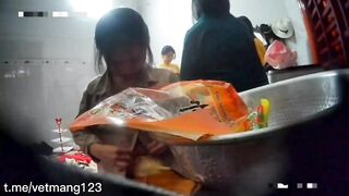 Quay lén các em gái bê trấp đám cưới thay đồ
