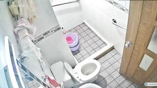 Đặt cam quay lén chị dâu vú bự nữa đêm đi đái rửa lồn nhè nhẹ