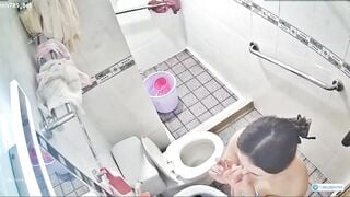 Quay lén chị dâu đi tắm,nay chị cạo lông lồn hết rồi trông thật sạch sẽ p2