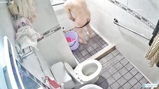 Quay lén c dâu đi đái,rửa lồn xog k mặc áo vú mà mặc mỗi lớp áo ngoài nhô đầu ti p3