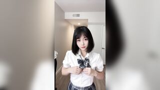em sinh viên nhảy khỏa thân khoe cặp vú tròn xoe