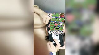 cho em học sinh mượn điện thoại chơi game em cho địt luôn