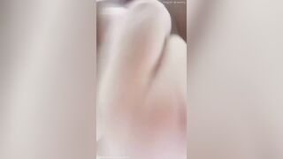 Rau non dâm chubby mới lớn vú bự trốn vào nhà vệ sinh quay clip móc lồn vs bút bi p4