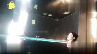 quay lén hai chị em tại một nhà tắm công cộng
