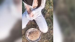 em gái ra đồng bị kiến bò vô vú vô lồn