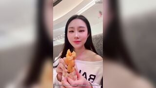 Bạo vl, lôi cặc bồ ra bú ngay trung tâm thương mại