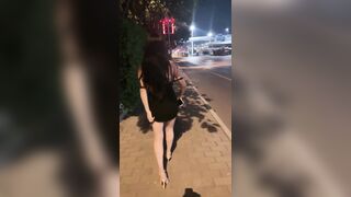 Cởi đồ lên phố cùng em vợ dâm dục