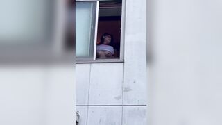 Cặp đôi quên đóng cửa sổ bị quay lén