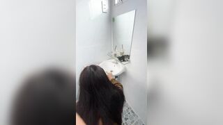lén lút cùng gì em gái của vợ trong nhà tắm
