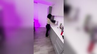 Gạ người yêu đít bự của thằng bạn thân cho địt dưới bếp
