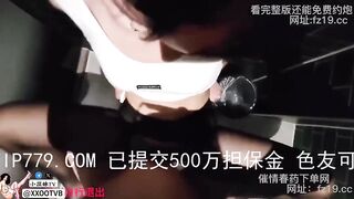Lén lút trốn mẹ địt nhau với bé em họ mình dây xinh trong nhà vệ sinh