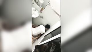 Quay lén đi wc phát hiện 2 em học sinh cấp 3 địt nhau trong nhà vệ sinh trường học