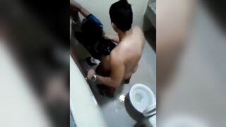 Quay lén cảnh loạn luân anh họ đụ bạo dâm cuồn nhiệt em gái trong wc