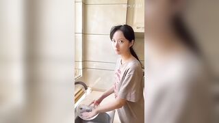 GÁI HẦU DÂM ĐÃNG