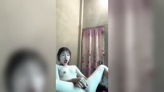 Em học sinh đang call sex thì mẹ về