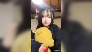 Cô gái Nhật Bản ngực lớn, hơi mũm mĩm đang tự thỏa mãn.