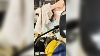 gạ địt em gái đạp xe nơi công cộng