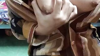 Em nữ sinh tự show vú căng tròn