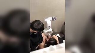 Chịu cặp đôi uống rượu say chui vào WC bar địt nhau trong đó