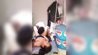 Loạn luân 2 anh em họ tuổi học sinh lén lút đụ nhau trong nhà tắm.