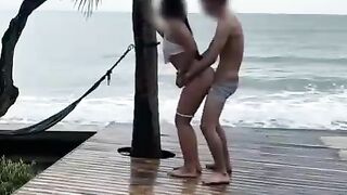 Quay cận cảnh cặp đôi địt nhau healing giữa bờ biển