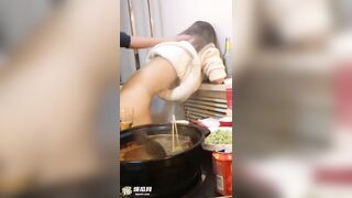 tụt quần móc lồn em nhân viên trong quán lẩu