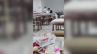 Học sinh Trung Quốc BJ nhau trong canteen
