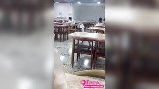 Học sinh Trung Quốc BJ nhau trong canteen